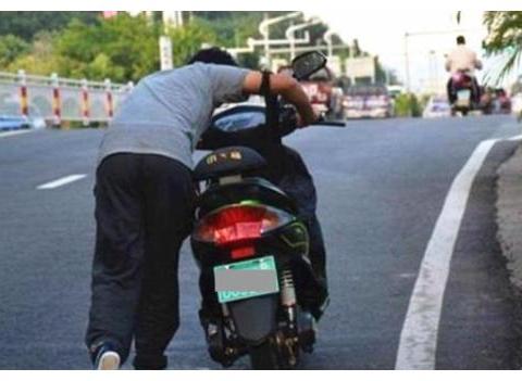 电动车为何不安脚踏不给上牌？看了专家回复，网友：根本不实用