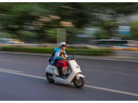 电动车装脚蹬才达标，专家：安全角度出发，车主：你骑两圈看看