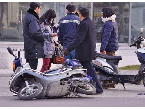 电动车强制安装脚蹬，车主的体验如何？有电要打脚，没电蹬不动