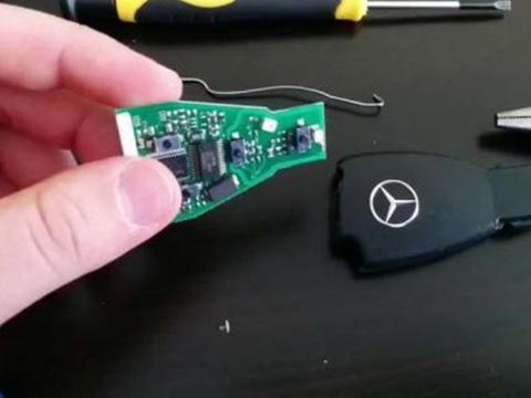 特斯拉凭啥卖得如此贵？拆开车钥匙才明白，原来内部暗藏玄机