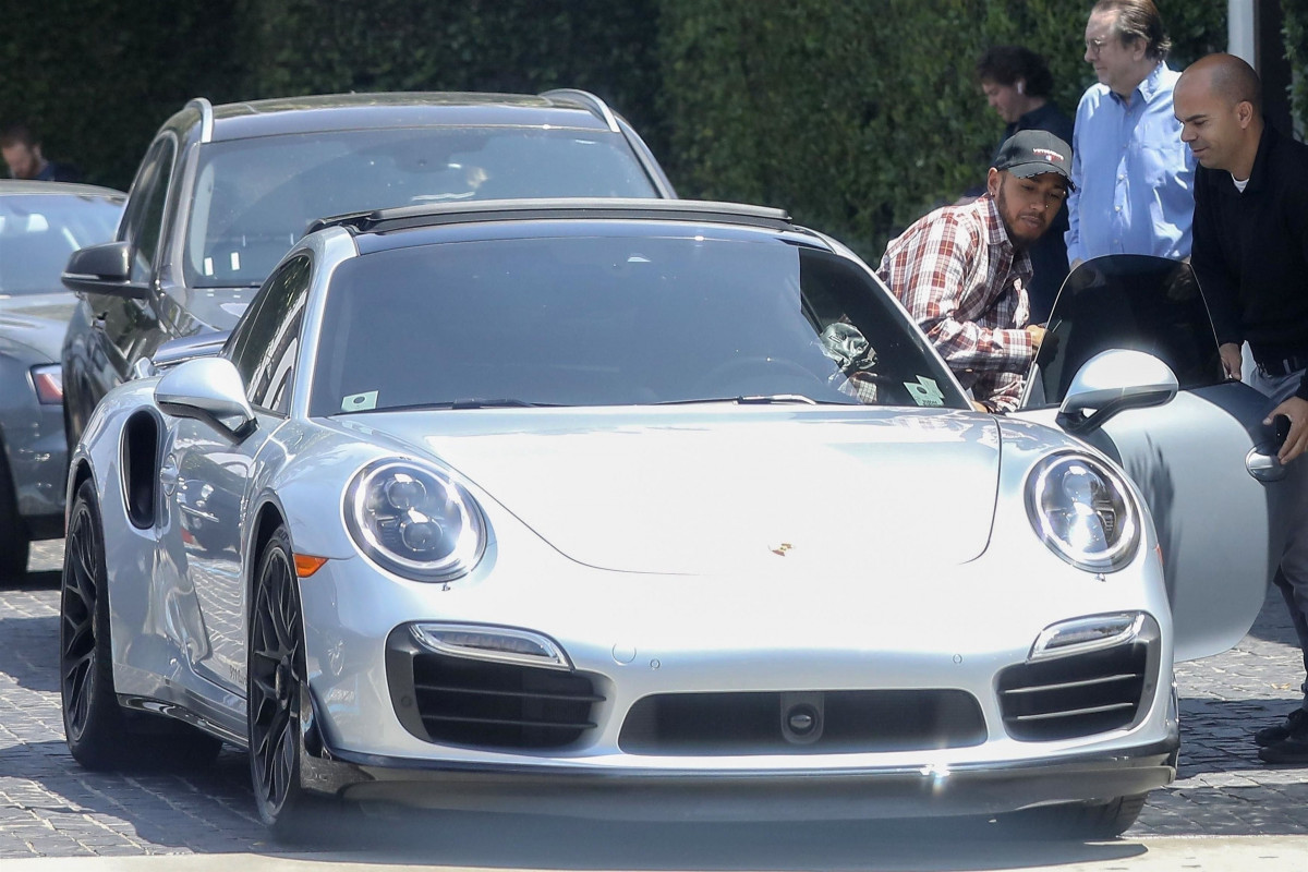 全世界「最快的男人」都买了哪些车?