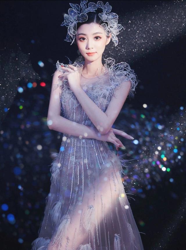 王牌对王牌:费费不再低调,穿高级礼服透而不俗,如同漫画美女?