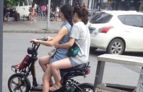 电动车强装“脚蹬”引不满，听完专家的话，网友直言：不靠谱
