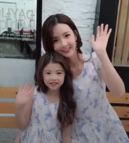 抖音"最美母女"走红,看到她们的颜值,爸爸家里有矿!