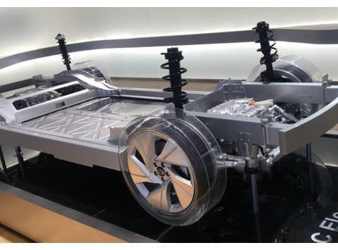 航天级品质，这款源自全铝纯电专属平台的新车，续航达600公里