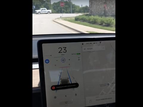 特斯拉发布备受期待的新交通红绿灯和停车标志控制功能