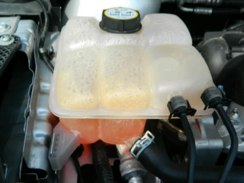 原车的防冻液能用多久？修理工：最后一个解释，气缸坏了才后悔