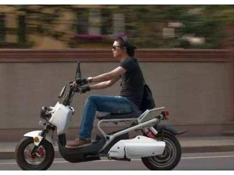 骑电动车和摩托车哪个更省钱？拿笔算一下，选它更划算