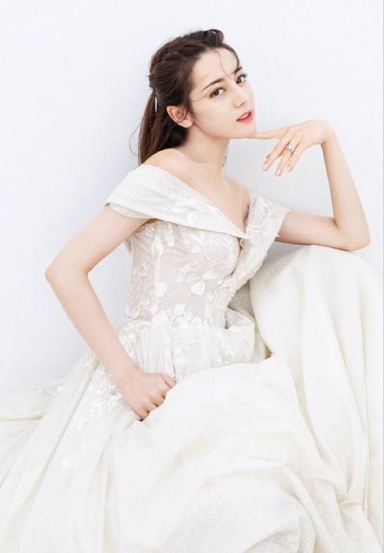 本以为古力娜扎穿婚纱就够美了,看到迪丽热巴穿婚纱:如梦如幻