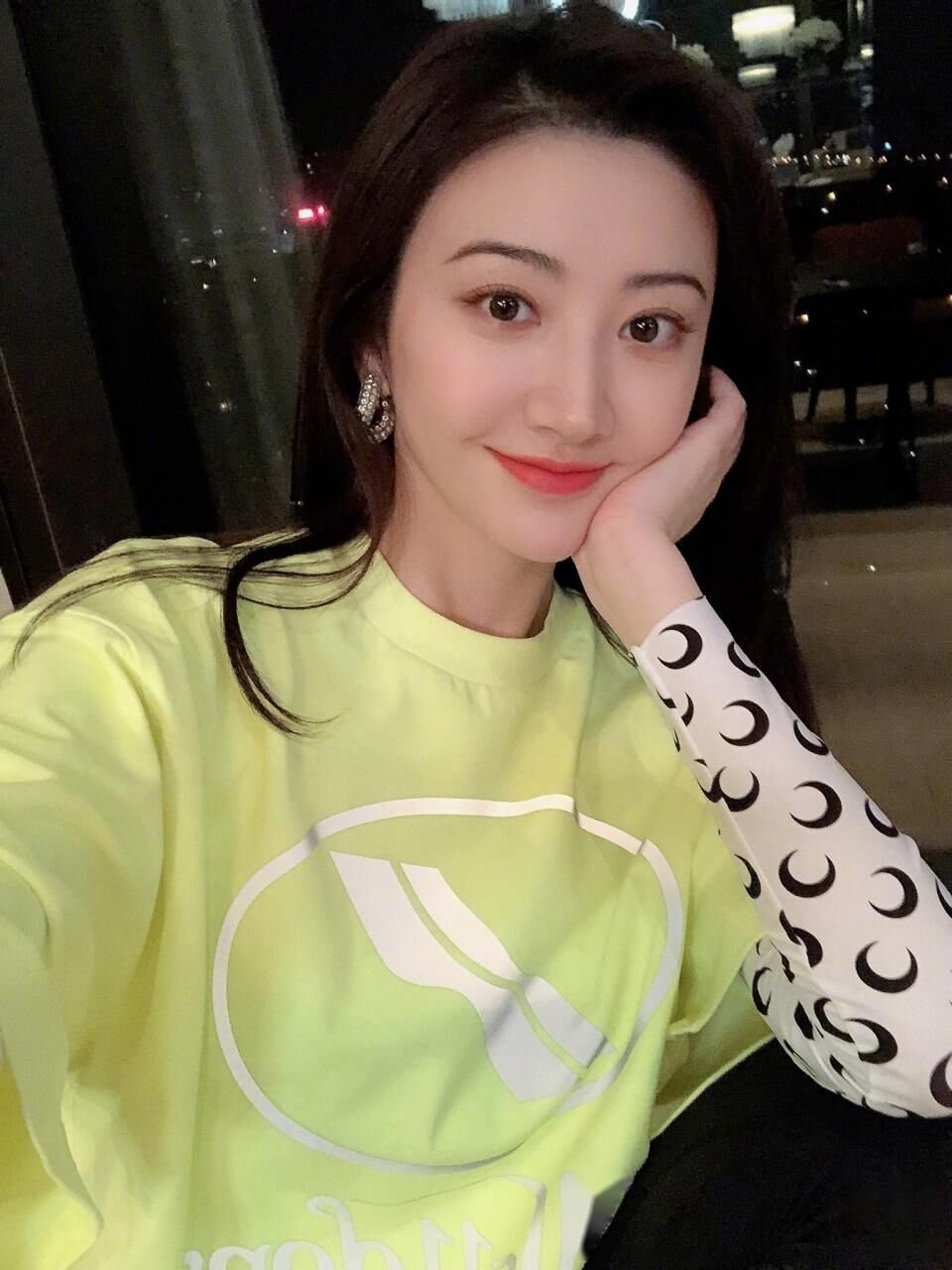 舞台上的景甜给人一种很高冷的感觉,但是从景甜分享的生活照来看,似乎