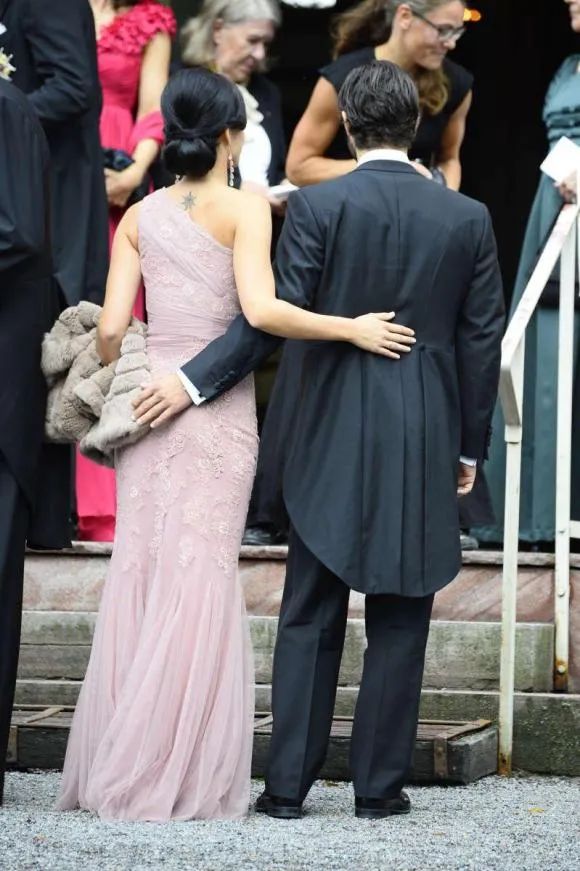 从“野模”到嫁给最帅王子:这个冲去疫情前线的王妃,逆袭了!