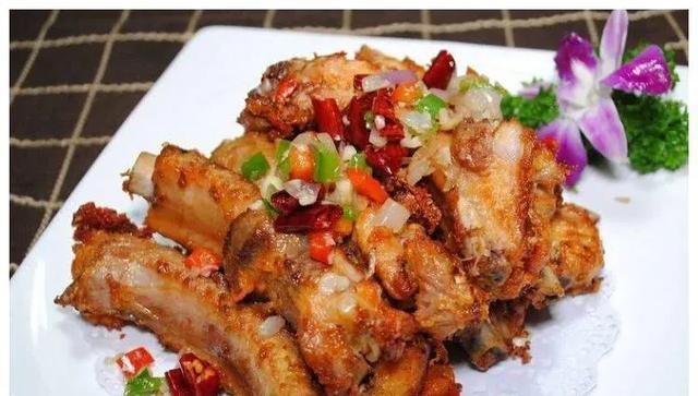 排骨洗净,放入锅中,倒入水,料酒,葱姜焯一下,捞出备用 2.