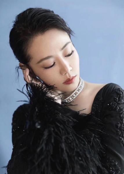 女星谭卓疑似隐婚生子,神秘男士及小男孩接机,男方举止亲昵
