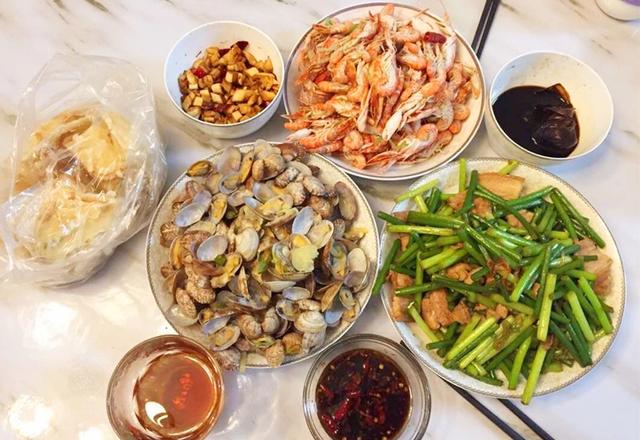晒4口之家一周晚餐,7天不重样,一顿饭20块钱,全家吃得香喷喷!