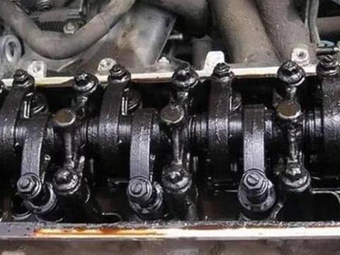 汽车发动机的“报警”信号，说明积碳超标，再不清理等着大修