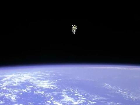 一名宇航员远离航天器，自由飞行100米，携带重140公斤特殊装备