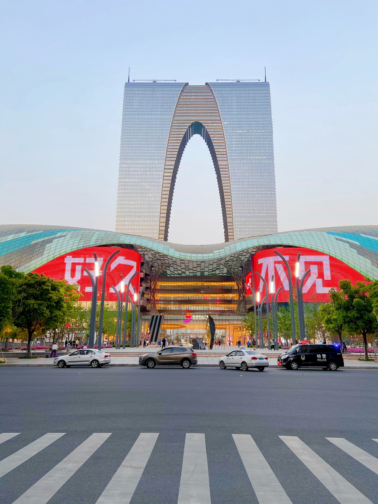 东方之门,苏州最著名的地标性建筑,为什么被调侃成"大秋裤"?