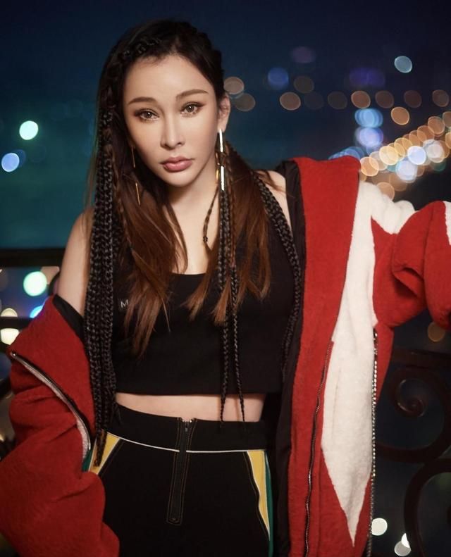 温岚真会穿!拼接外套配长裤个性霸气,挎Gucci腰包显高又高级