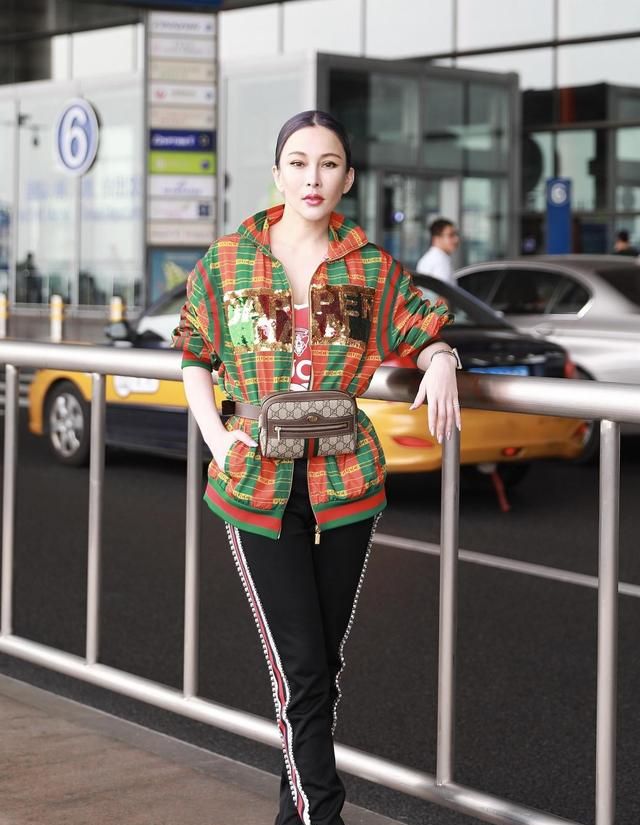 温岚真会穿!拼接外套配长裤个性霸气,挎Gucci腰包显高又高级
