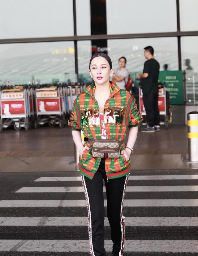 温岚真会穿!拼接外套配长裤个性霸气,挎Gucci腰包显高又高级