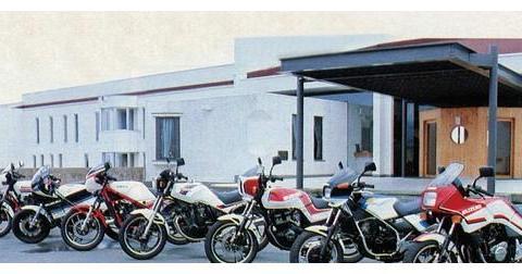 世上第1台4缸250cc市售重机是SUZUKI！高转速性能