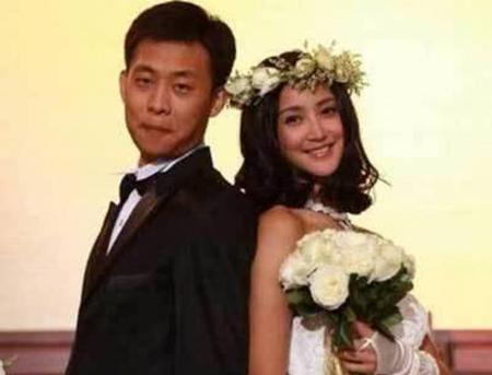 张译二婚老婆，原来是央视主持人的她，网友：难怪结婚多年没生娃