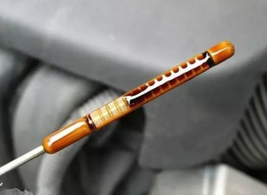 汽车烧机油尾气变蓝,别着急怪罪车企,这4个零件故障也会烧机油