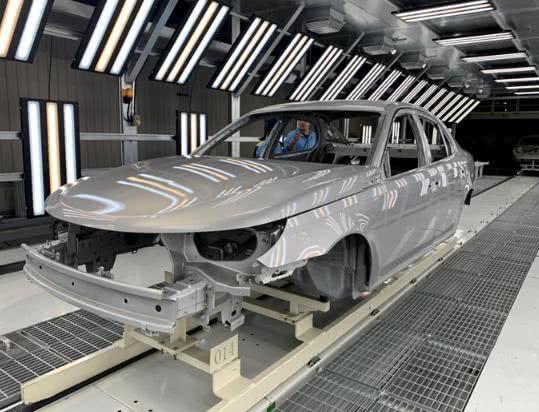 许家印花2000亿造车，一看车标和价格，网友：送我一辆都不收