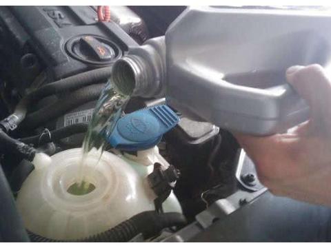 防冻液误区毁车无数，修车工：忽视这个数，再贵的车也变废铁