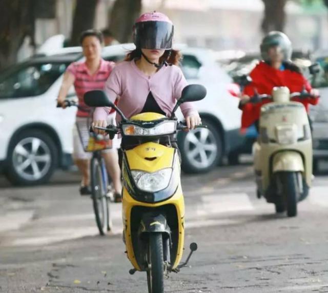 电动车上为何非要安装脚蹬子？专家说出理由，车主听完怒了