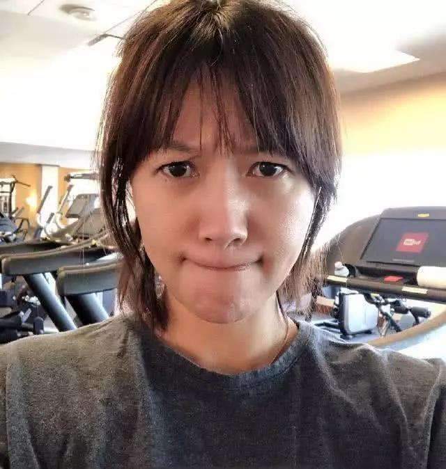 徐静蕾晒旅行踏青照 ,素颜出镜少女感犹存,竟然偷穿男友裤子