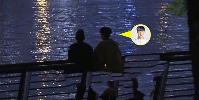 来到江边后,他和朋友靠在栏杆上放松,在月光的照射下,两人的背影印在