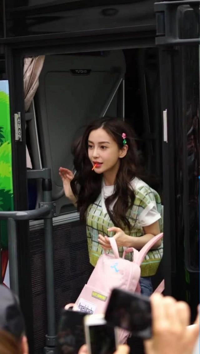 跑男Angelababy,Angelababy跑男 angelababy跑男路透生图曝光,头戴小花发卡吃棒棒糖甜美可爱