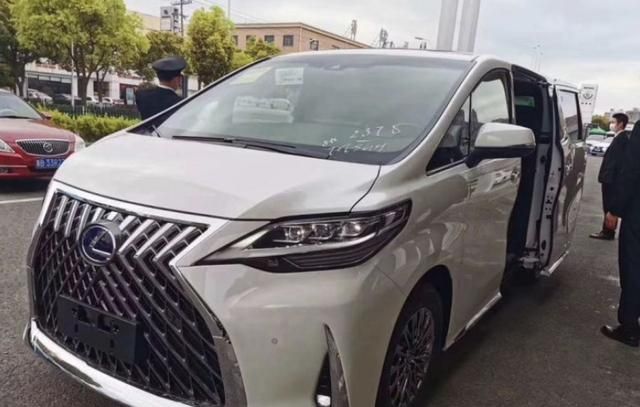 凌志ml300报价及图片,雷克萨斯LM300h 浙江商人花221万元买到凌志lm300h,四座顶配,提车时车主未露面