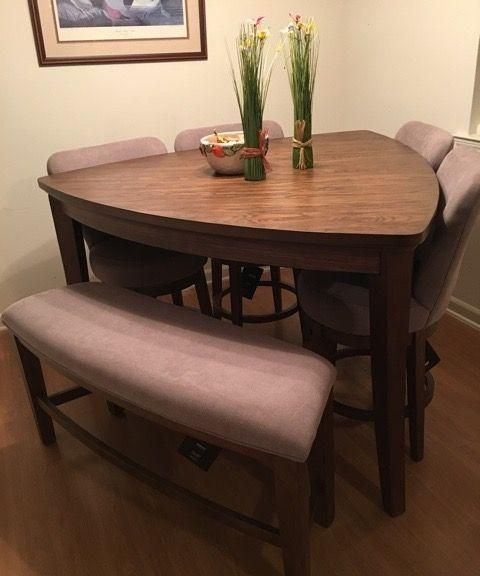 日本省空间确有一套,好好的大圆桌非要切掉1半,靠墙靠