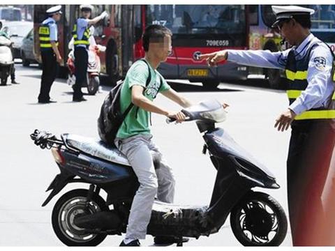 为啥电动车强制安装脚蹬子？专家：要不是为了你们，谁乐意费劲？