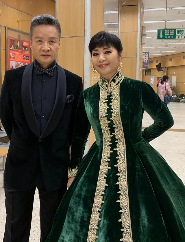 42岁再婚嫁法国人,不改国籍没生孩子的殷秀梅,为何被老公宠成宝
