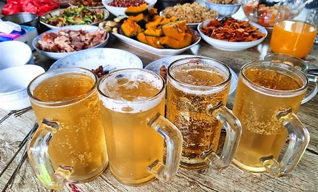 喝酒时,一杯白酒对应一瓶啤酒,这样喝公平吗?看完你就明白了