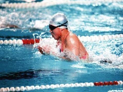 她本是游泳世界冠军，因不服从教练安排，被迫退役沦落到街边摆摊