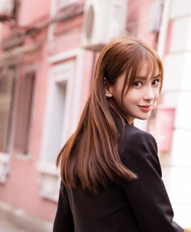 angelababy空气刘海,angelababy跑男 30岁angelababy空气刘海超减龄,小西装穿出制服诱惑,嫩回18岁
