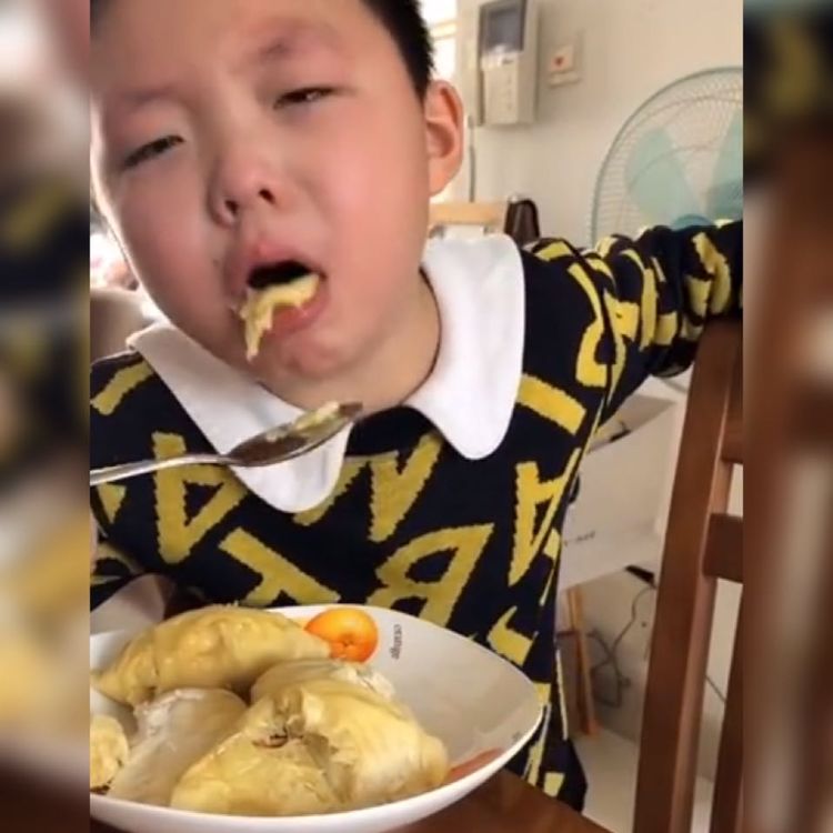 萌娃第一次吃榴莲被熏得瞬间变成表情包第二次尝试真香
