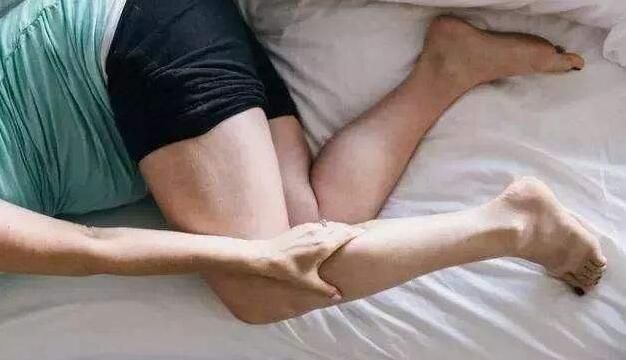 中老年朋友经常腿抽筋的实用小方法