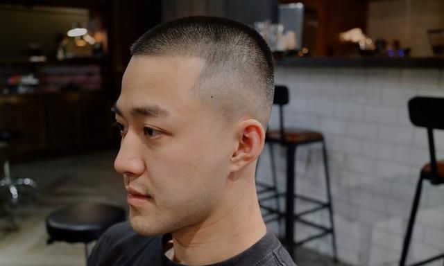 寸头发型最有男性魅力,硬朗帅气,适合各种脸型的男生