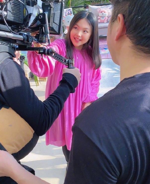 王诗龄近照公开,减肥后颜值飙升,女神形象不输黄多多