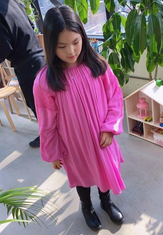 王诗龄近照公开,减肥后颜值飙升,女神形象不输黄多多