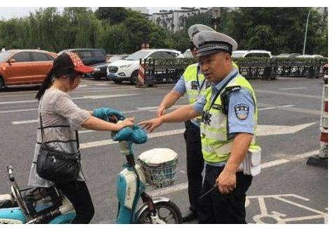 电动车也要驾照？考试费用公布后，车主：大家还是坐公交车去吧！