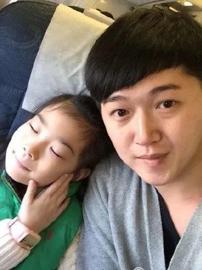 后来,在王颢森的强烈追求下,相隔15年的两个人走到了一起.