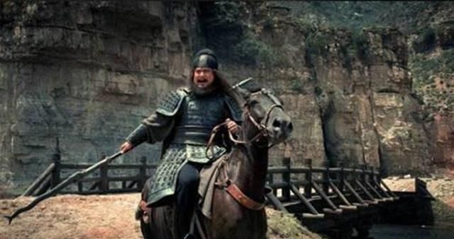 张飞到底用的是什么兵器？根本不是丈八蛇矛，曹操喝酒用到了它