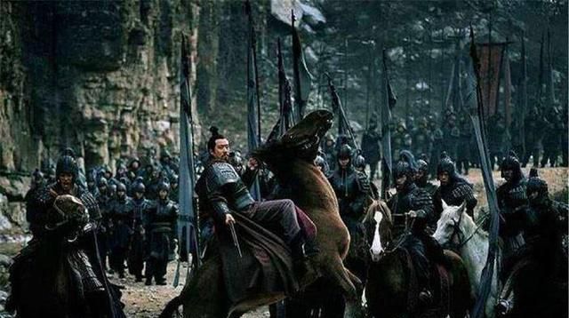 张飞到底用的是什么兵器？根本不是丈八蛇矛，曹操喝酒用到了它