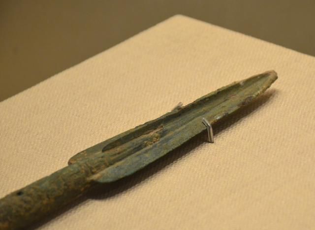 张飞到底用的是什么兵器？根本不是丈八蛇矛，曹操喝酒用到了它